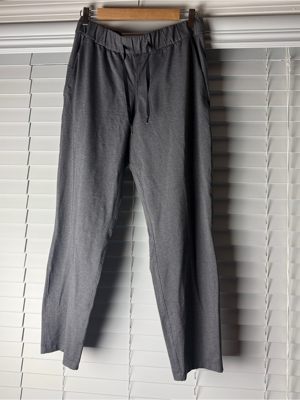 lululemon athletica women’s  Charcoal Gray Jogger Pants size 8